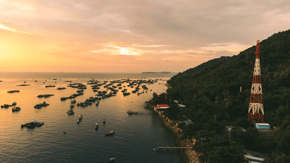 Watch the sunset and enjoy the clear blue beaches of Phu Quoc, the pearl island of Vietnam (Source: Pexels)
